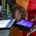 Ivoiriens-navigant-sur-internet-avec-leurs-smartphones