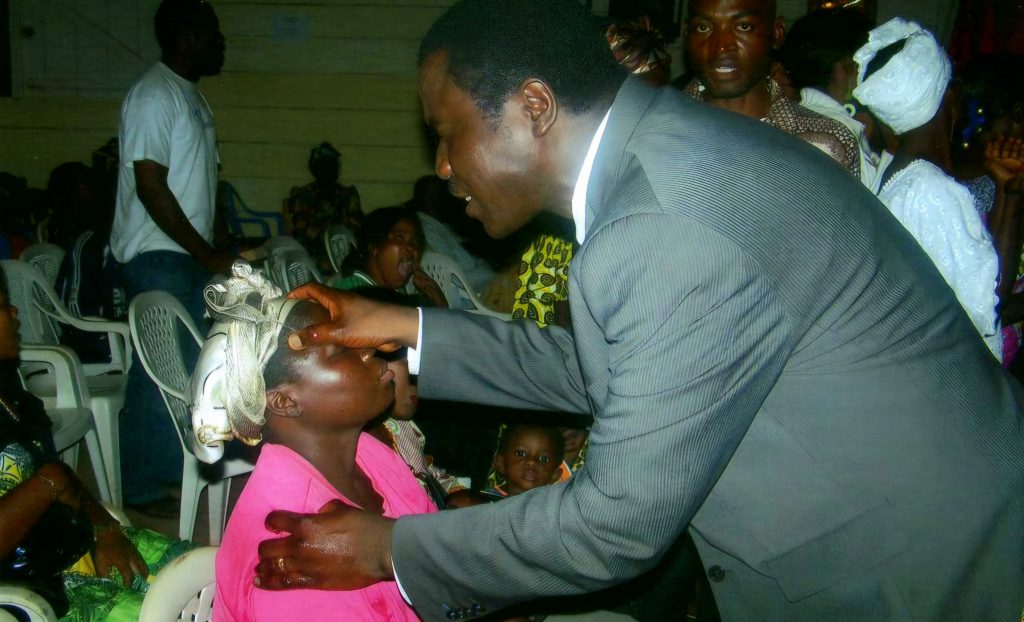 idata_3227339_SEMINAIRE-DE-DELIVRANCE-ET-GUERISON-YAOUNDE-CAMEROUN-ETE-2009_img0171