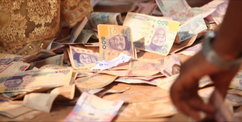 115167091-dinero-rociado-por-amigos-y-familiares-que-felicitan-a-los-recién-casados-entregado-a-la-pareja