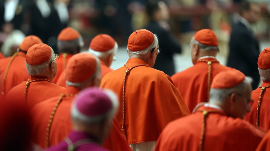 le-vatican-au-bord-du-gouffre-voici-le-vrai-salaire-des-cardinaux-en-2025