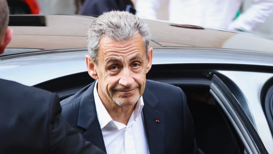 Milan, Celebrity Sightings - Carla Bruni and Nicolas Sarkozy arrive at the Teatro Dal Verme