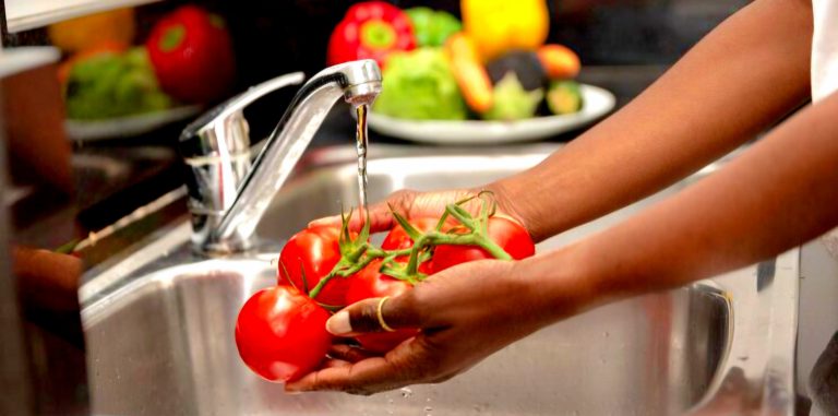 vue-rapprochee-lavage-tomates-fraiches-dans-evier-cuisine-legumes-ecoulement-eau_704508-5640